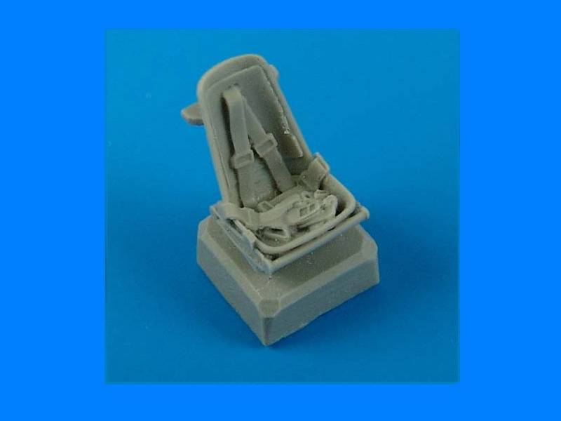 QB72401 Bf 109E seat with safety belts 1/72